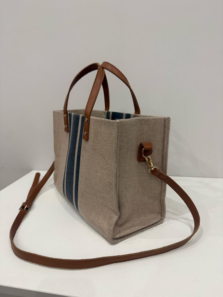 Удобная сумочка с длинным ремешком