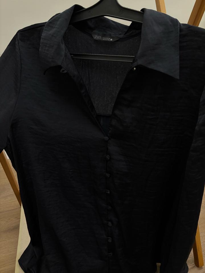 Черная блуза от ZARA из струящейся сатиновой ткани