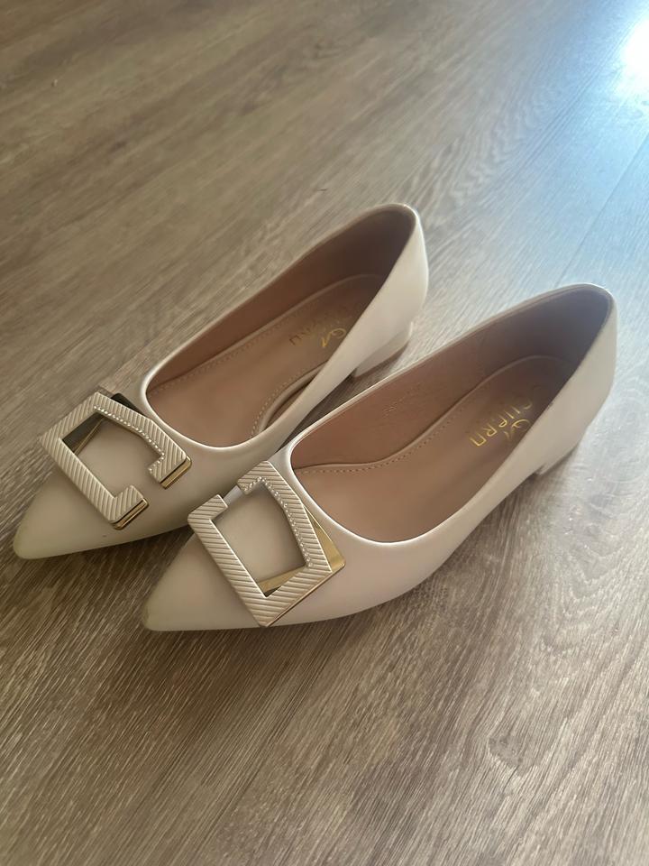 Женские бежевые туфли-балетки с декоративной пряжкой