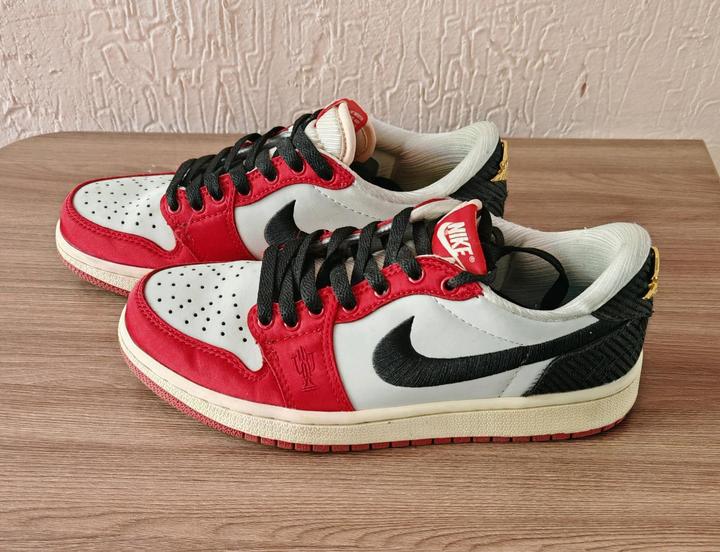 Trophy Room x Air Jordan 1 Low OG «Away»