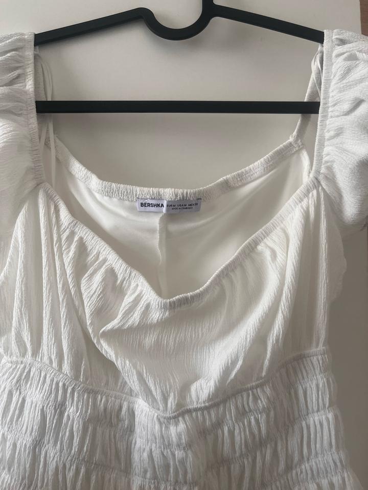 Мини белое платье:Bershka