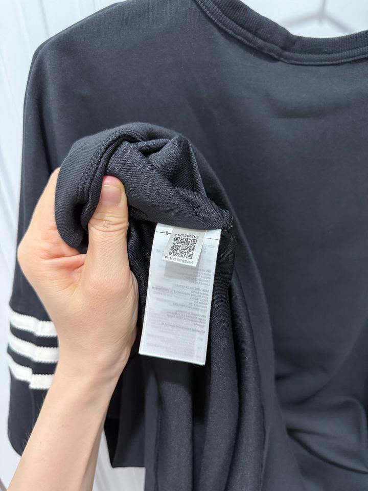 черное платье от бренда Adidas Originals.