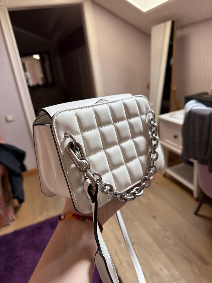 Белая сумка Charles & Keith