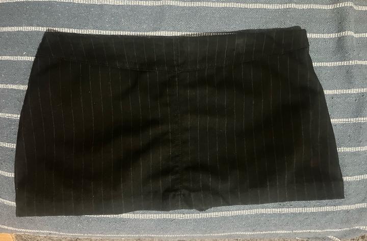 Стильная мини-юбка в полоску. Плотная ткань, низкая посадка