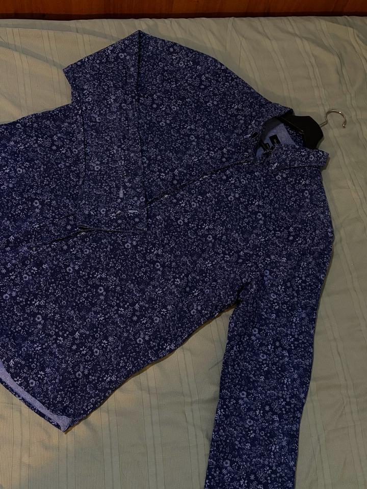 Синяя рубашка в цветочный принт