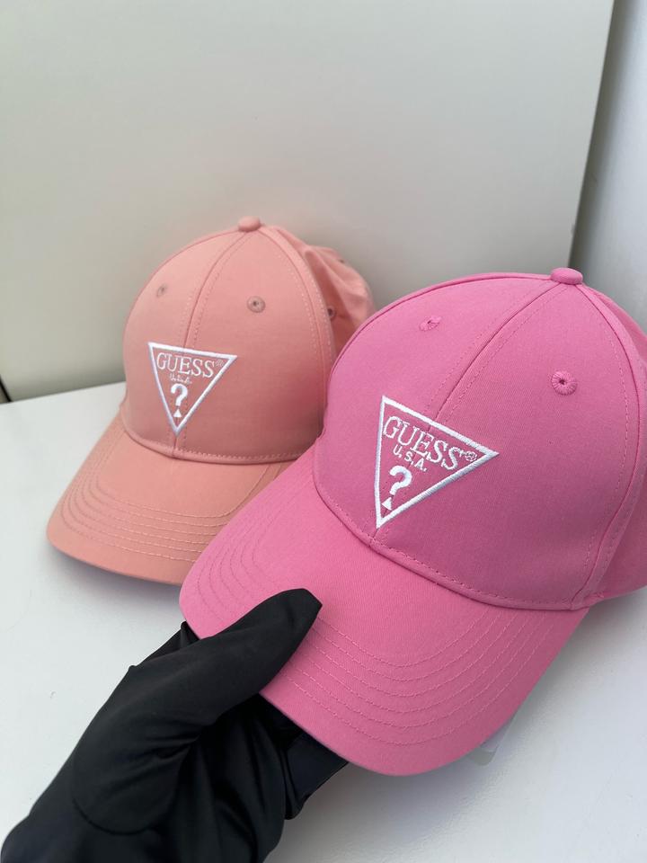 Кепки от бренда GUESS