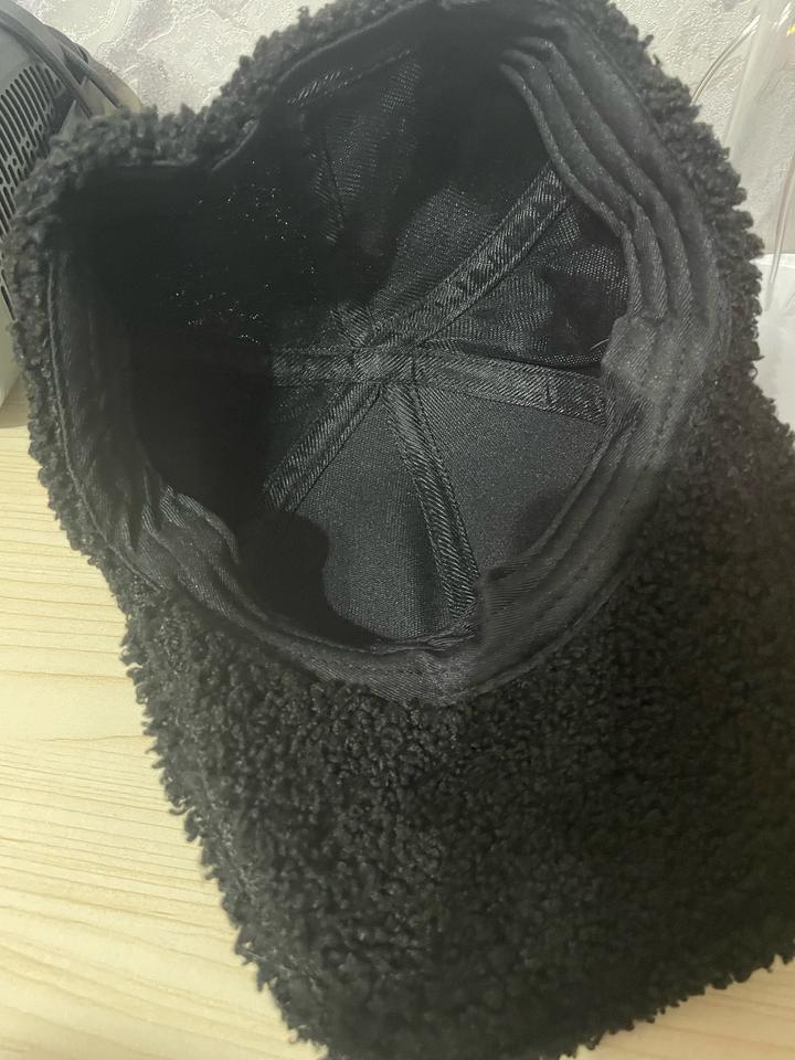 Черная кепка