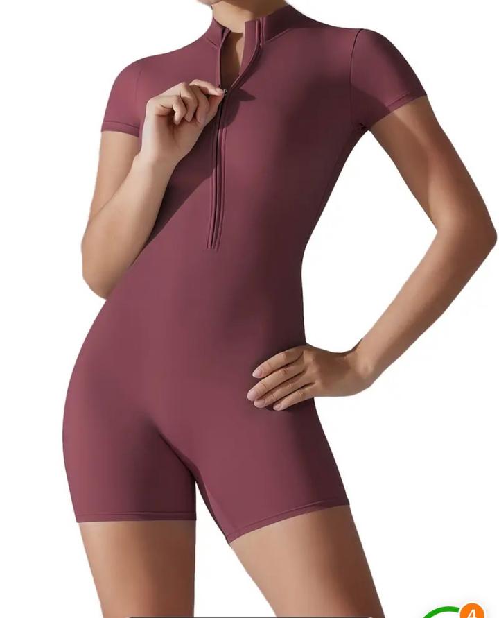 Спортивный комбинезон, костюм.