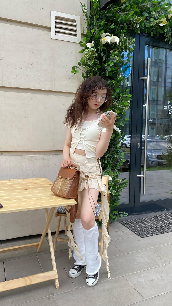 бежевый топ + юбка