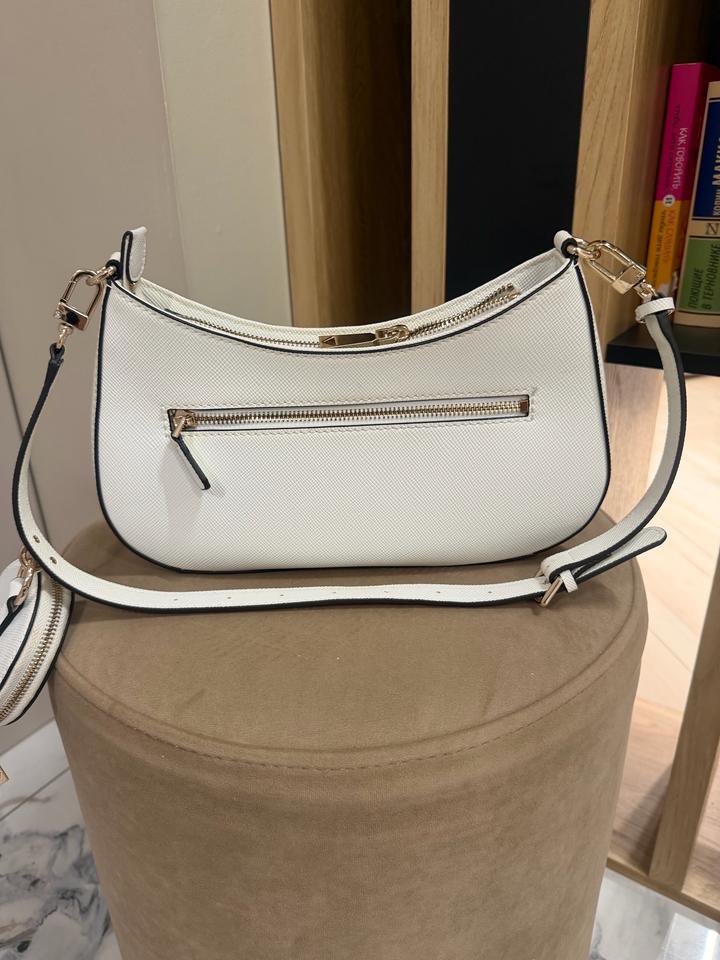 Белая сумочка Guess