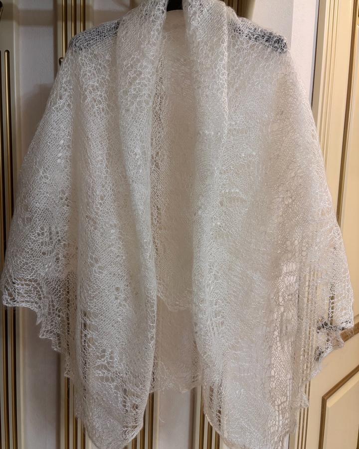 Пуховый, ажурный оренбургский платок