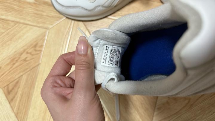 Белые кроссовки Reebok