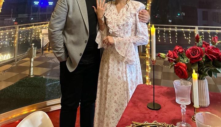 Белое платье с цветочным принтом