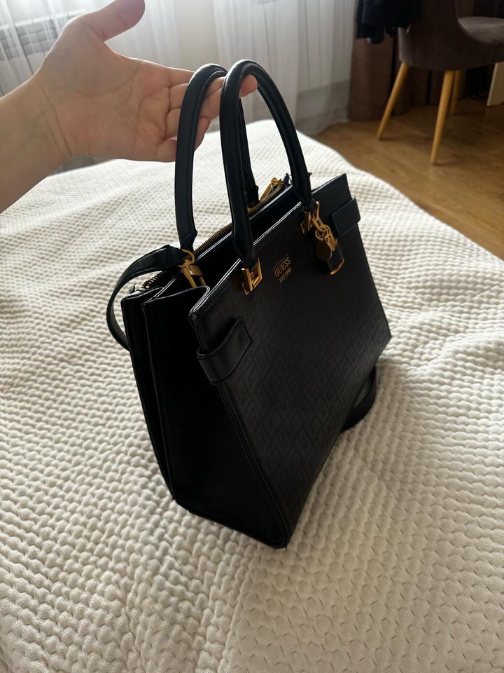 Черная кожаная сумка GUESS