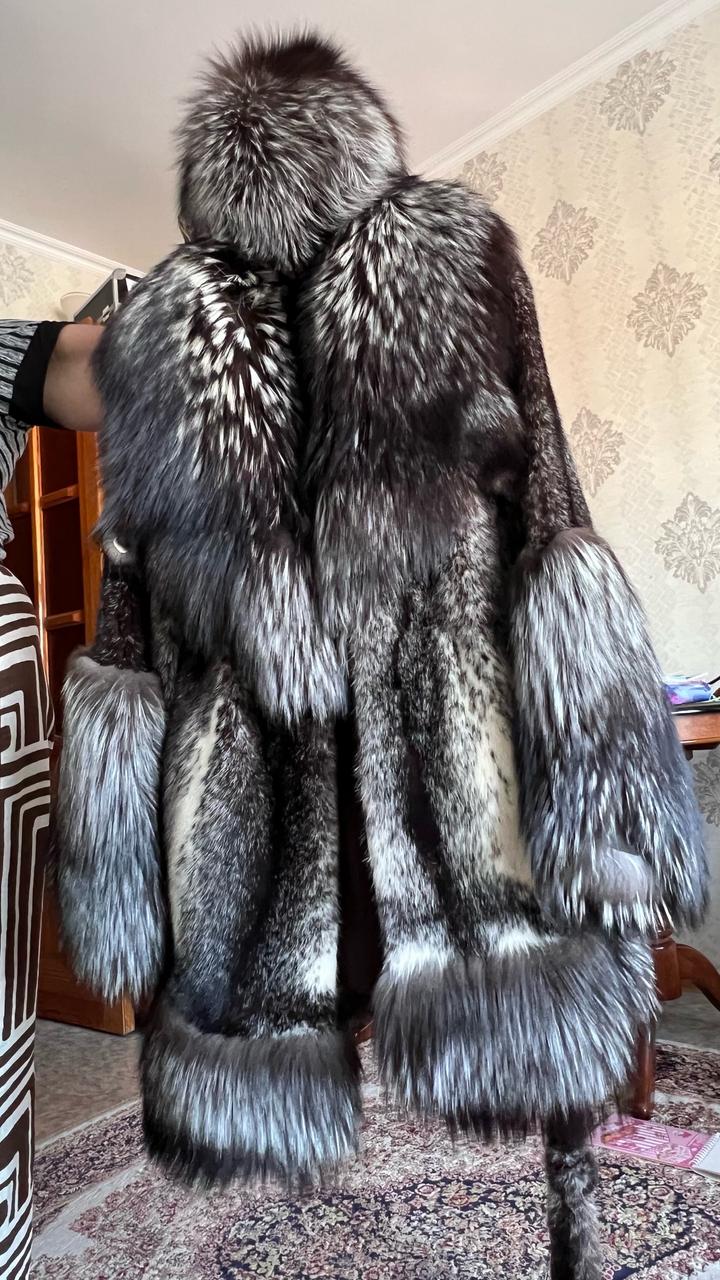 Шуба натуральная чернобурка с шапкои