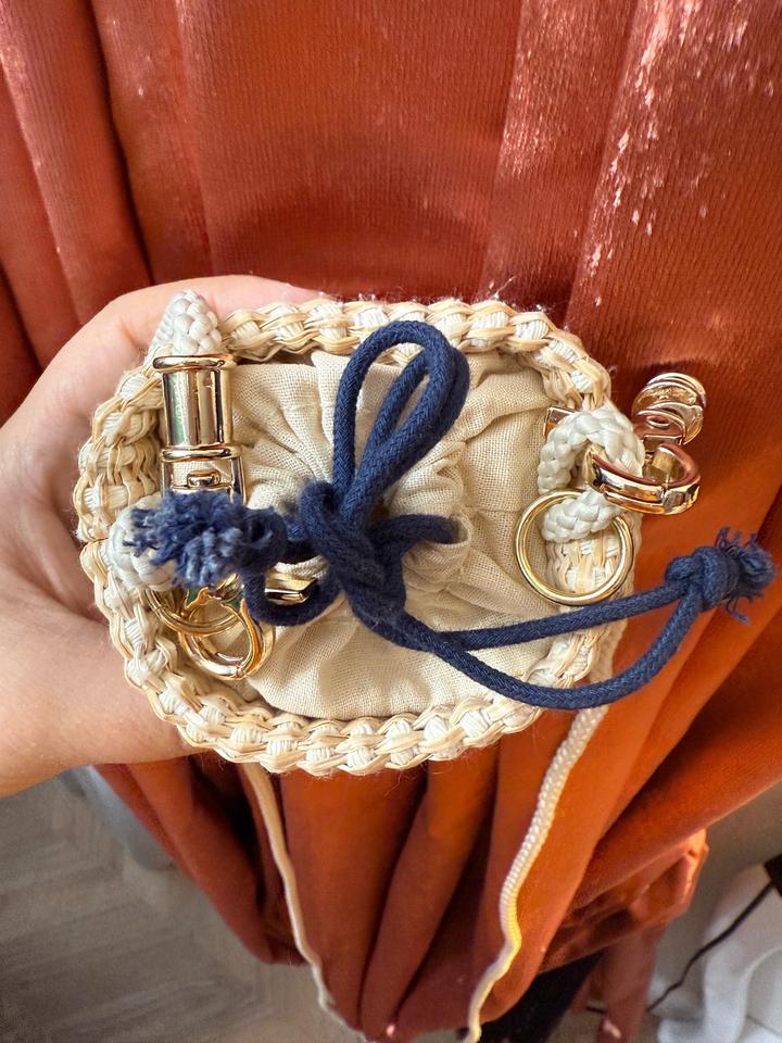 мини-сумка Christian Dior Straw Pouch, также известная как косметичка-мешок (bea