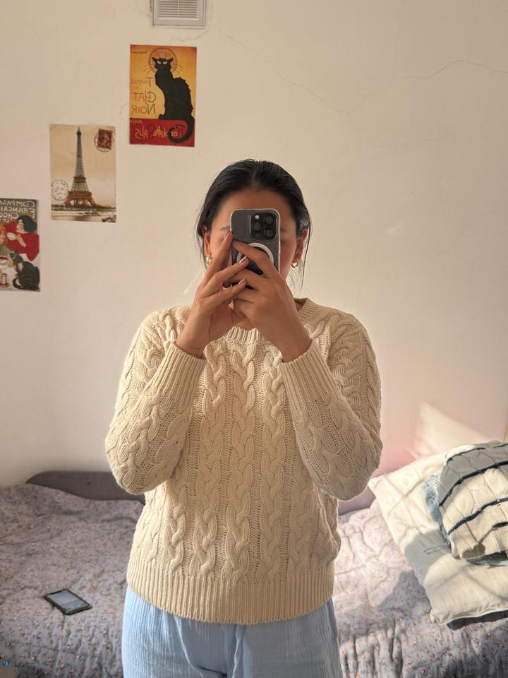 Теплый свитер трендового цвета