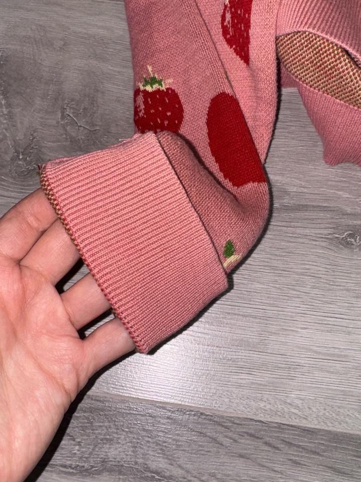 Джемпер с клубникой