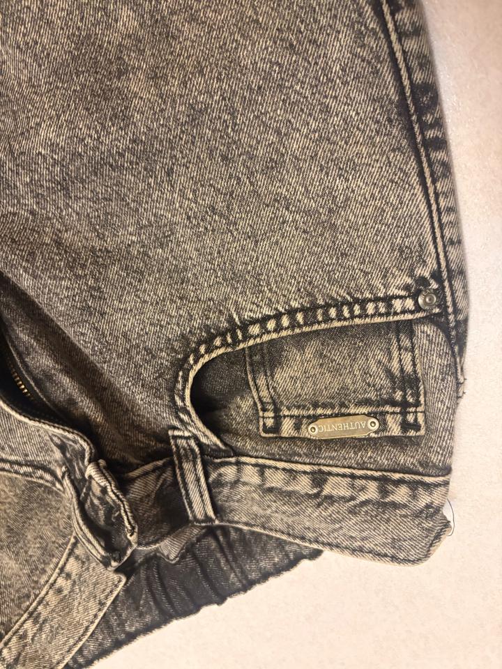 Новые серые джинсы