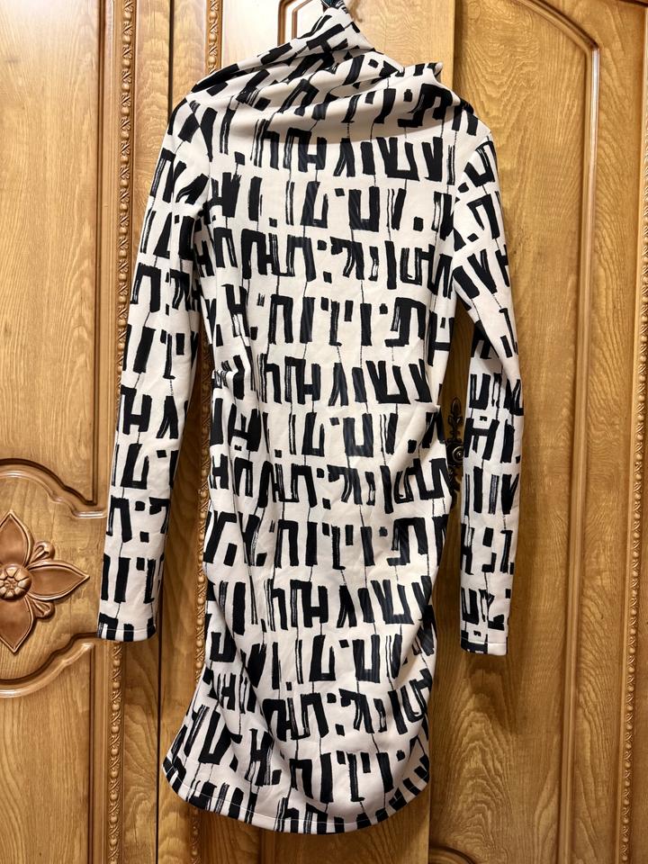 Платье с акцентным oversized-воротником • необычный крой • выглядит очень стильн