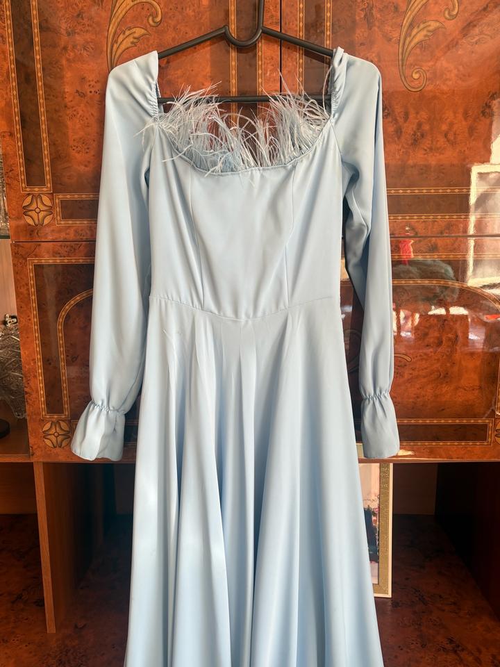 голубое платье с перьями