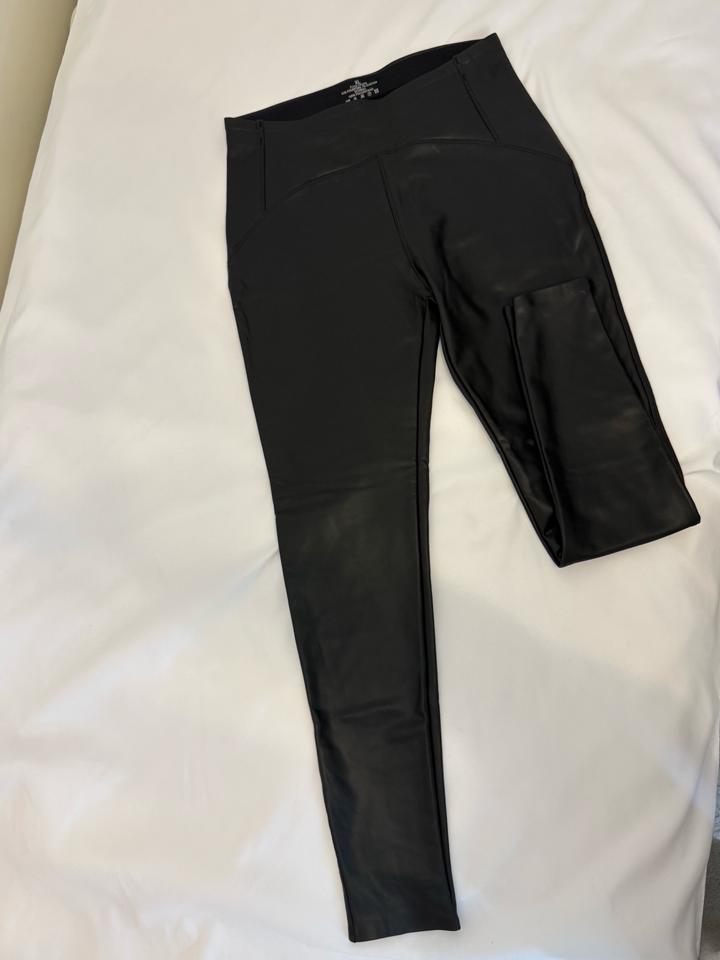 Черные кожаные лосины