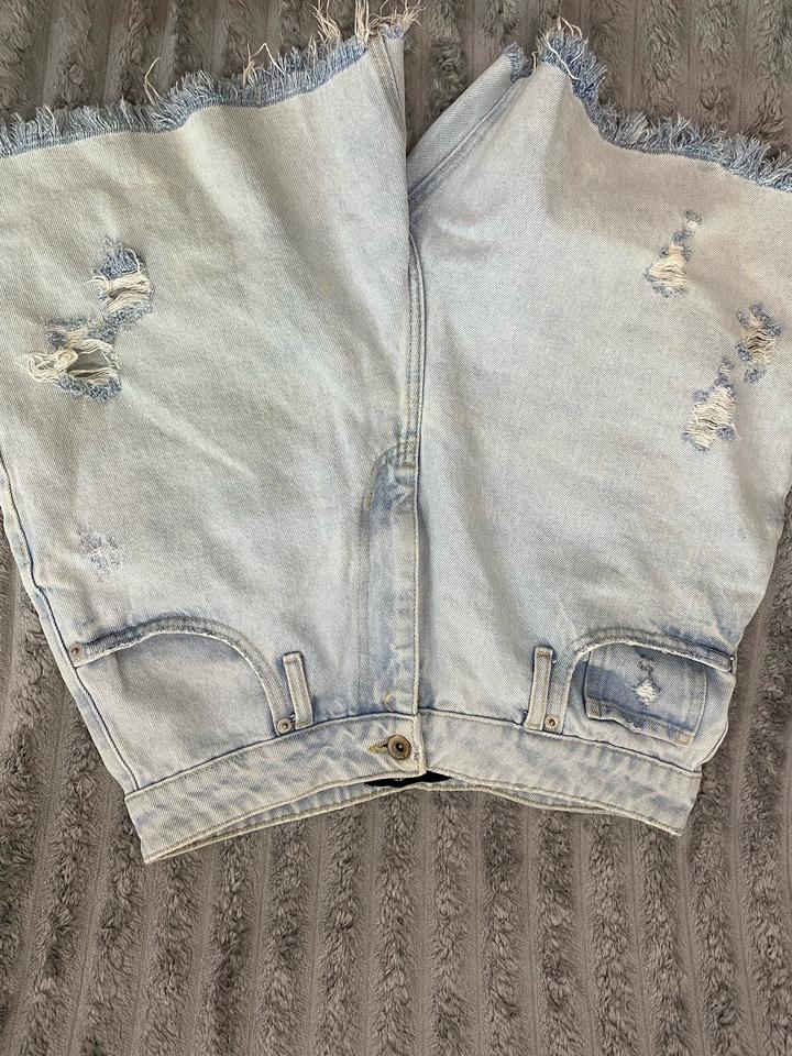 голубые шорты