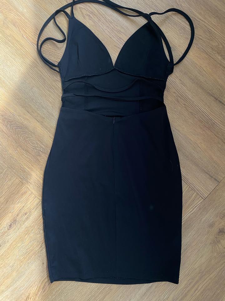 Черное мини платье с открытой спиной