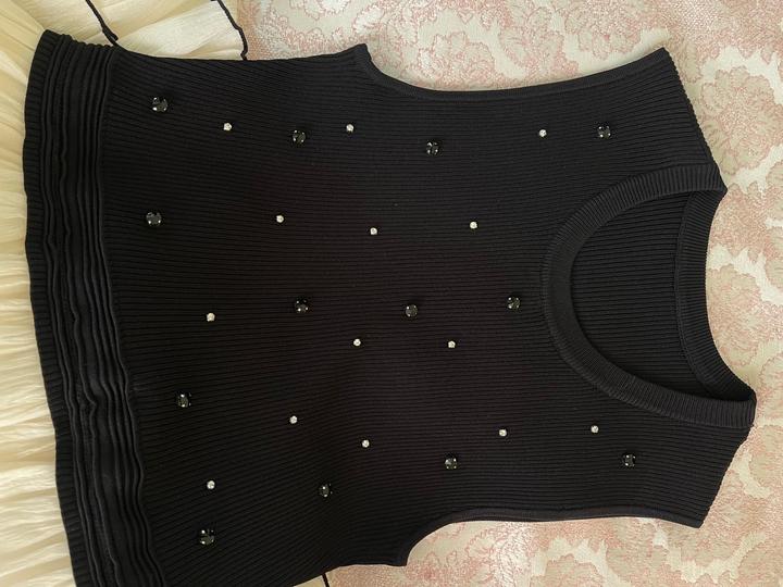 Стильное платье с камнями