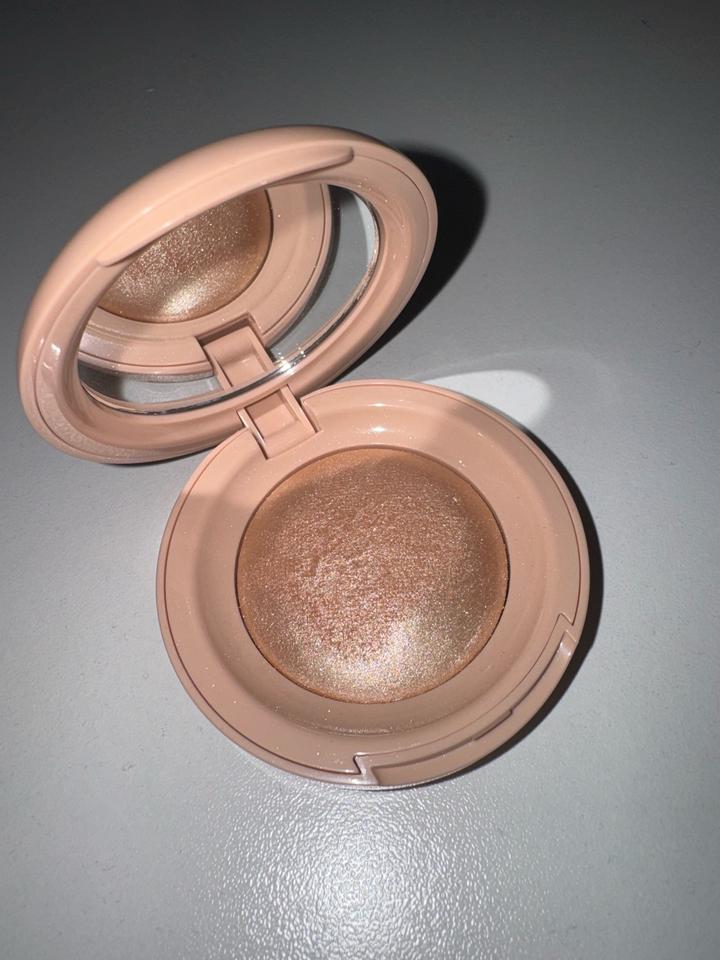 Rare Beauty хайлайтер