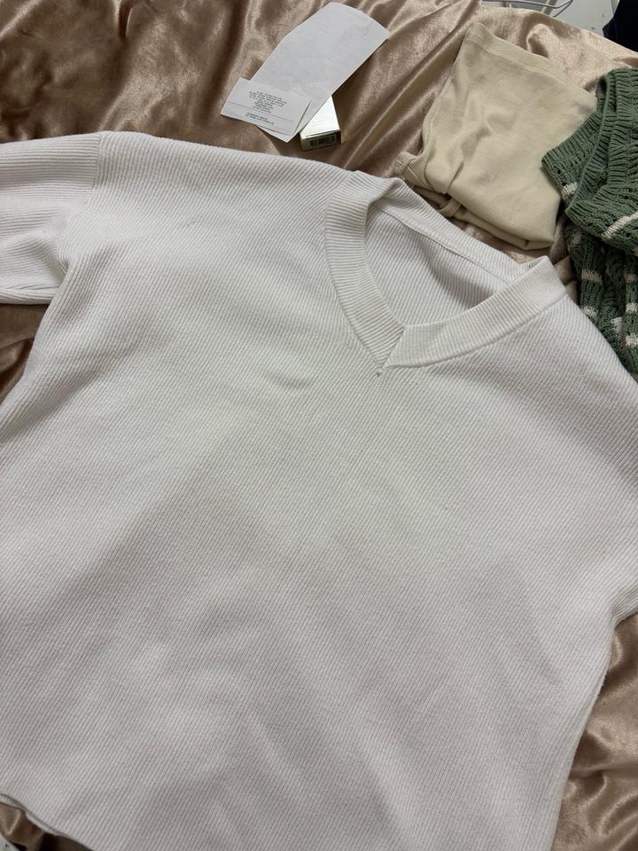 Белый свитер