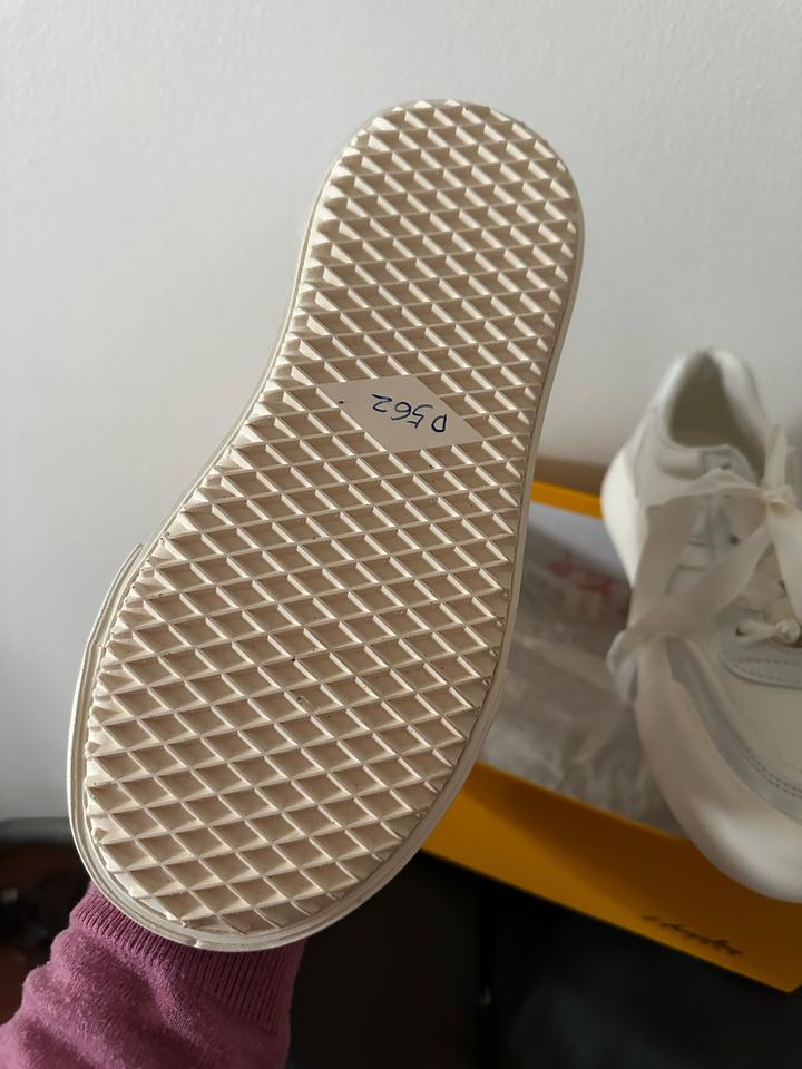 Белые кроссовки