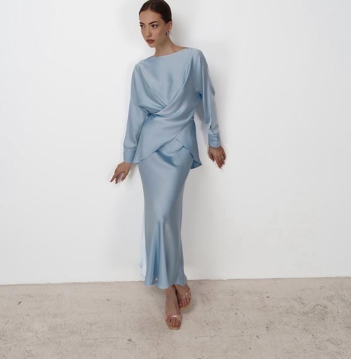 Атласная двойка в серебристом оттенке