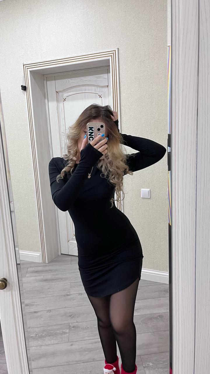 Женское черное платье облегающее