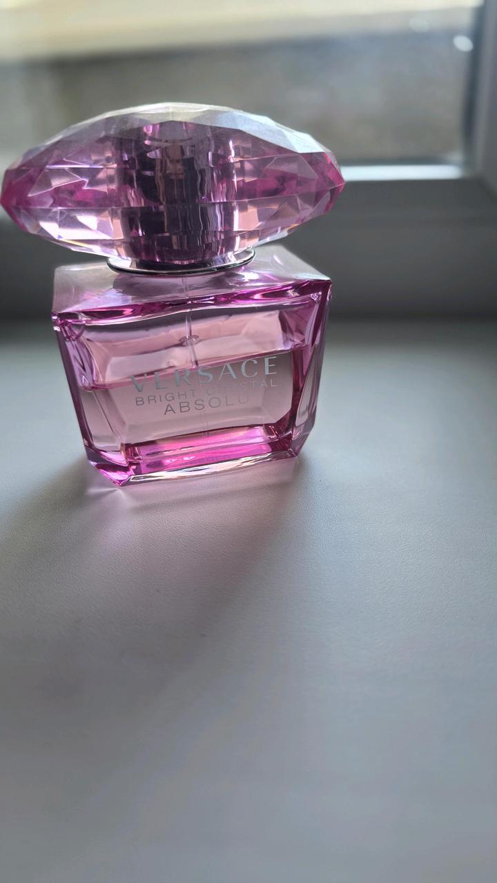 флакон парфюмерной воды Versace Bright Crystal Absolu.