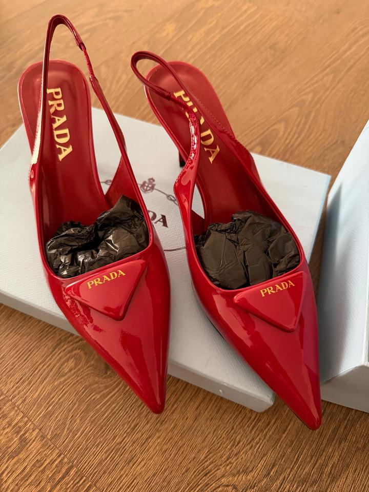 Туфли Prada slingback из лаковой кожи
