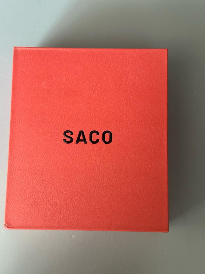 Ароматные духи от Saco с нотками апельсина, жасмина и ягод.