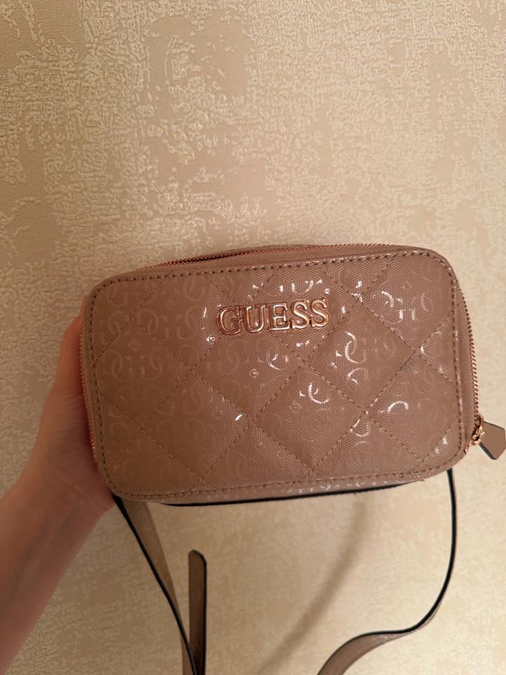 Сумка от бренда GUESS