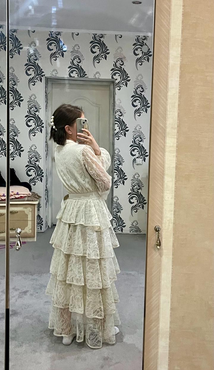 Кружевное платье с воланами