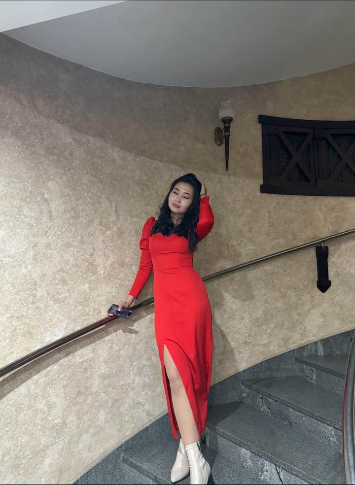 Красное силуэтное платье