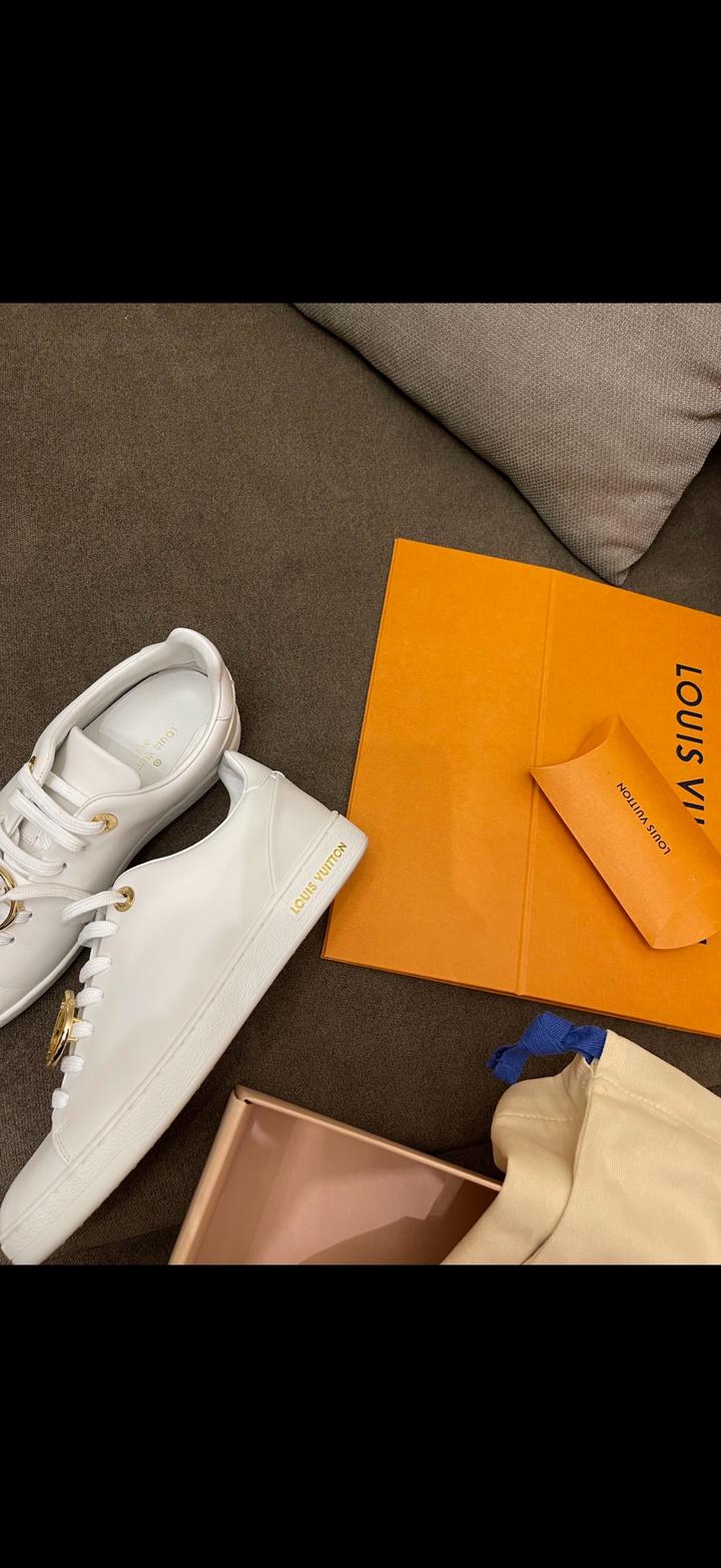 Белые кроссовки LV