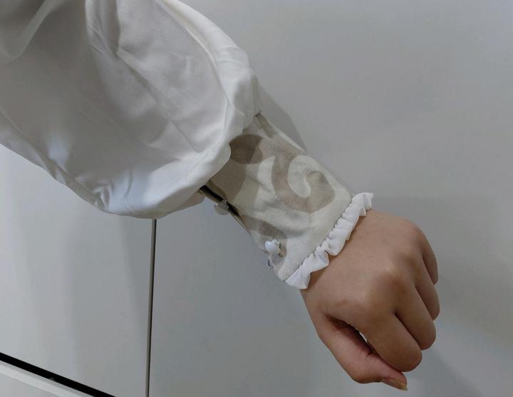 Длинное платье с узорным жилетом