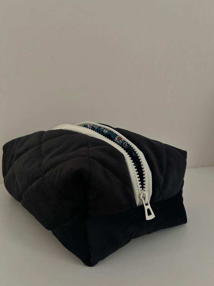 Черная косметичка