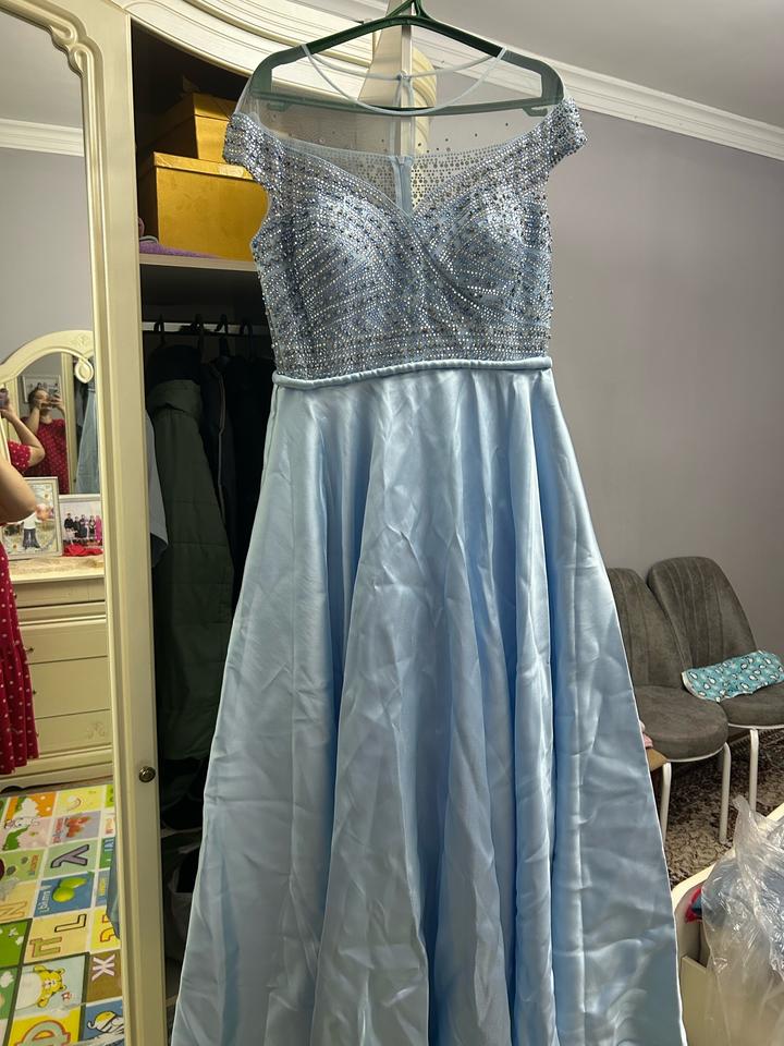 Голубое вечернее платье