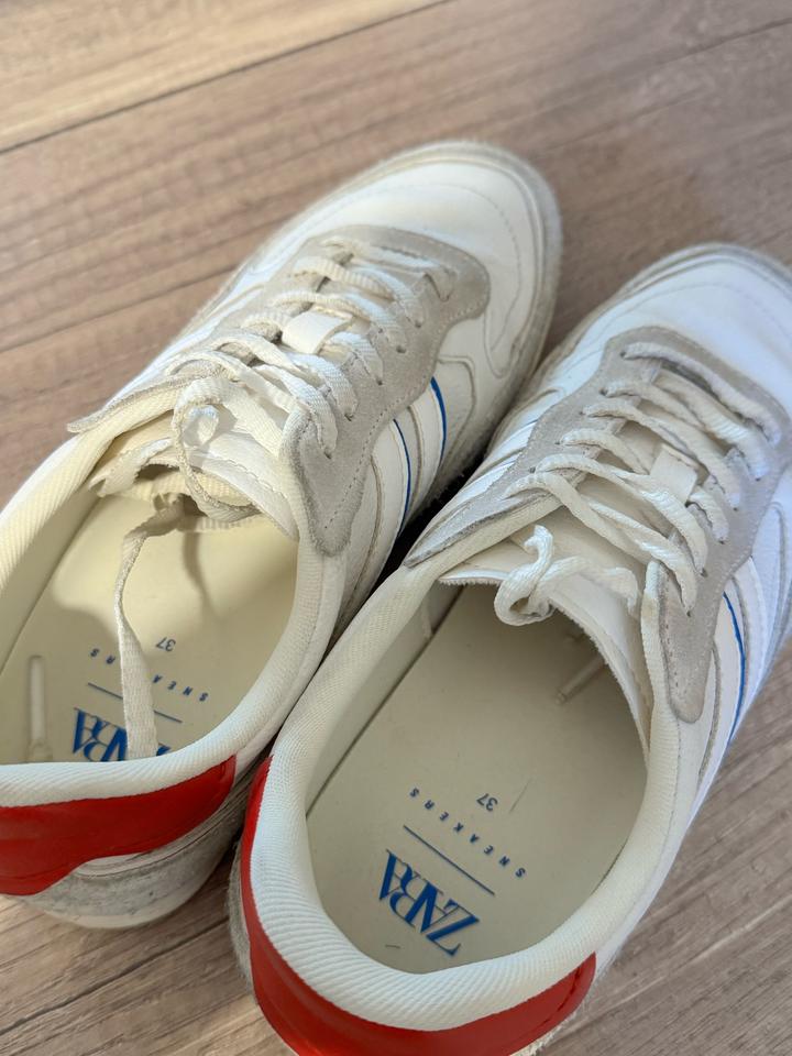 Кроссовки от Zara