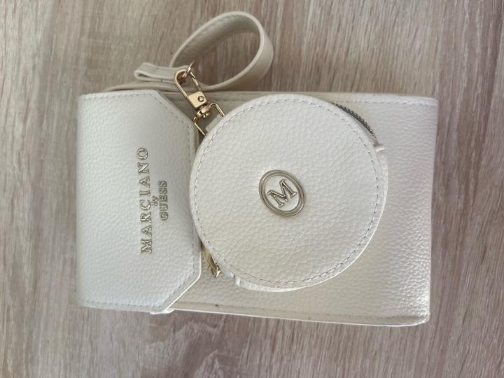 бежевая сумка GUESS