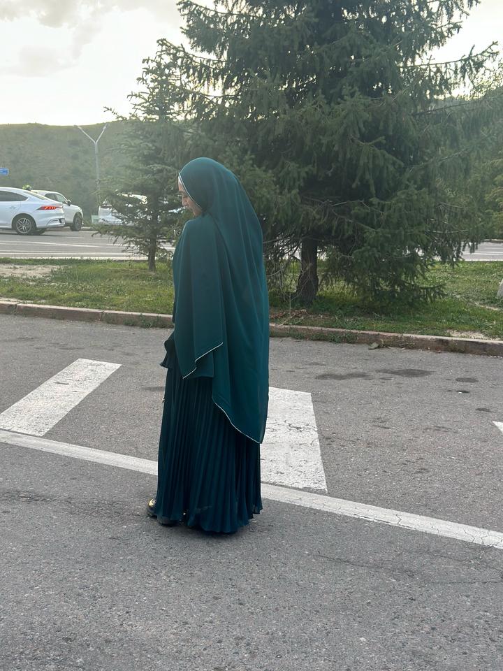 Изумрудный костюм бренда Alhubu