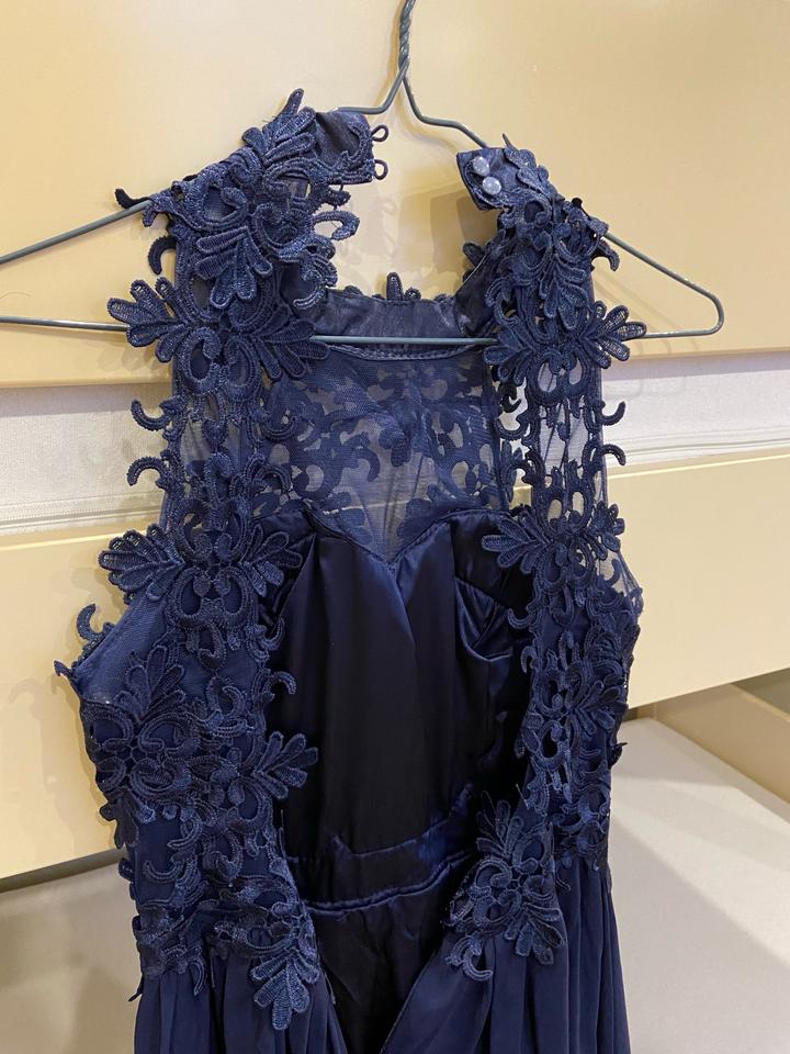 Вечернее платье, с открытыми руками, очень элегантное, в идеальном состоянии.