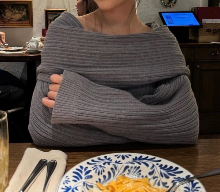 Темно серый свитер с открытыми плечами ; кофта с открытыми плечами