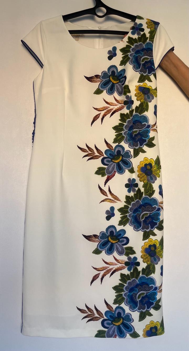 Белое платье с вышивкой